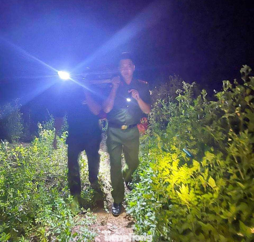 Đến 20h đêm 30/6, lực lượng chức năng đã đưa 3 nạn nhân ra khỏi hang nhưng 2 người đã tử vong.