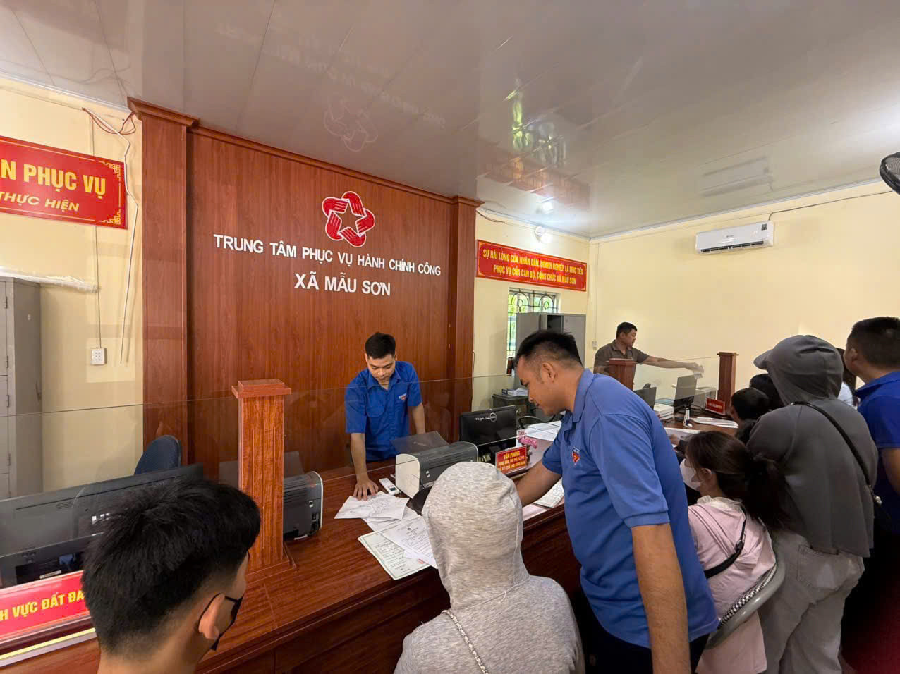 Đông đảo người dân vùng biên giới đến Trung tâm phục vụ hành chính công xã Mẫu Sơn thực hiện công việc. Ảnh: Duy Chiến