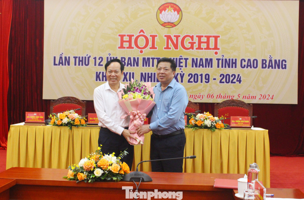 Ông Vũ Đình Quang (bìa trái) nhận hoa chúc mừng của lãnh đạo Tỉnh ủy Cao Bằng. Ảnh: CB