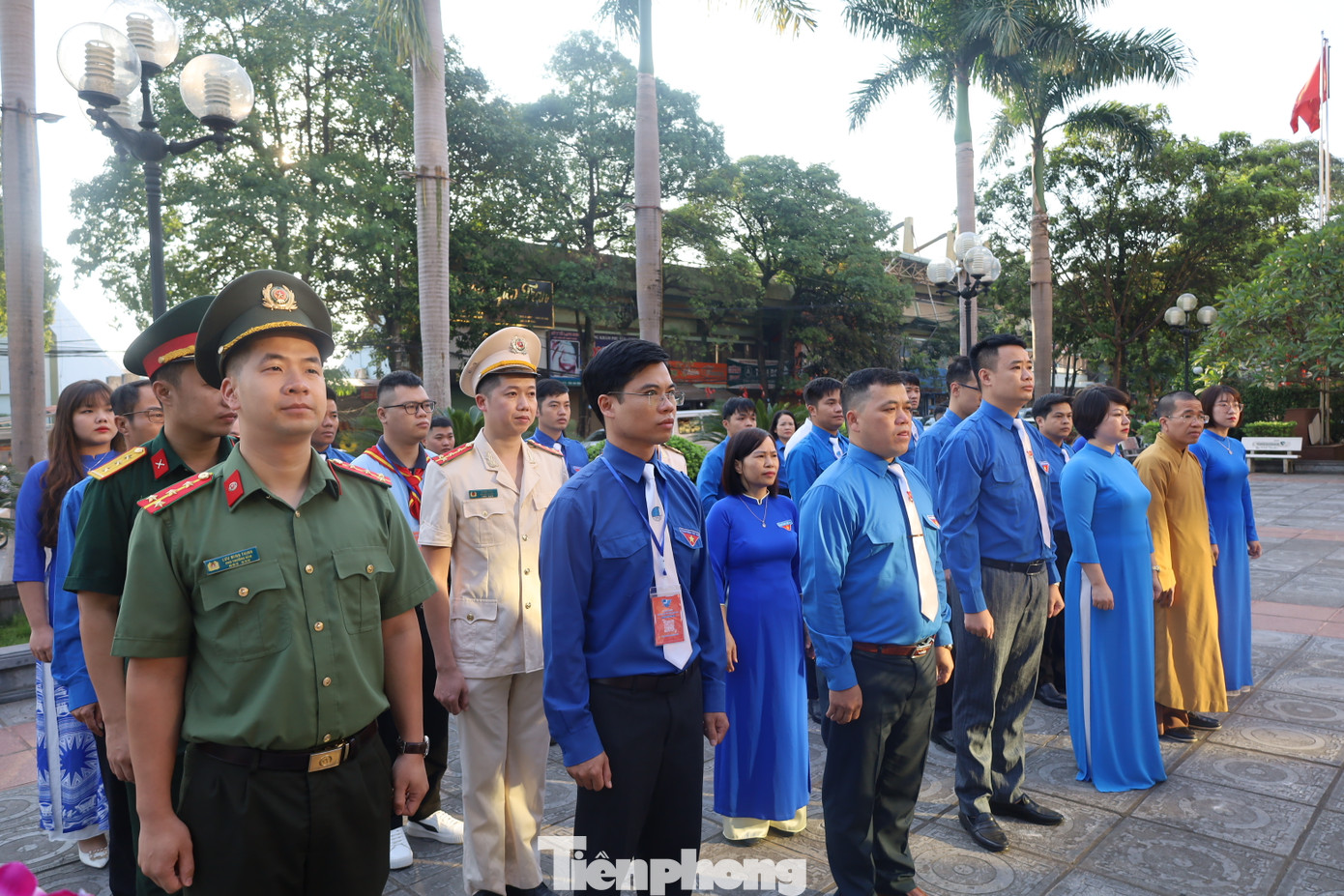 Đoàn đại biểu Đại hội Hội LHTN Việt Nam tỉnh Lạng Sơn dâng hương, dâng hoa khu lưu niệm Chủ tịch Hồ Chí Minh ở thành phố Lạng Sơn.