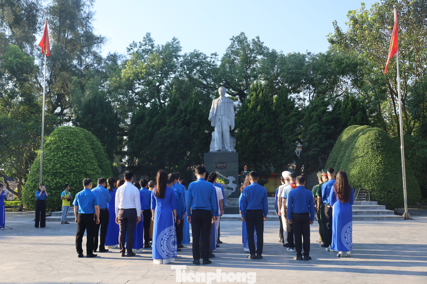 Dâng hương, dâng hoa tưởng niệm đồng chí Hoàng Văn Thụ.