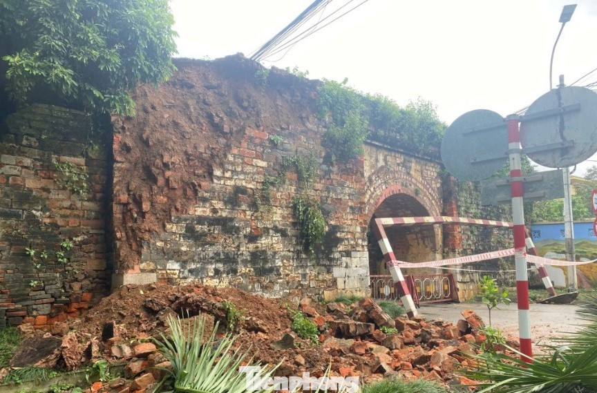 Đến gần trưa 8/9 thì sạt lở tường thành trầm trọng hơn và thanh chắn bị nghiêng đổ.