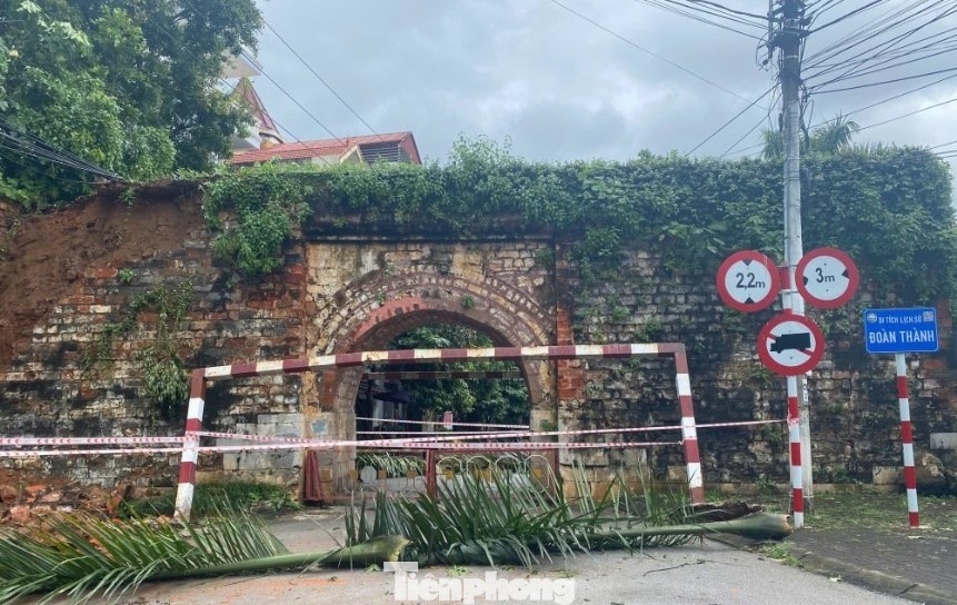 Lực lượng chức năng đã rào chắn, báo biển cấm lưu thông qua cổng thành.