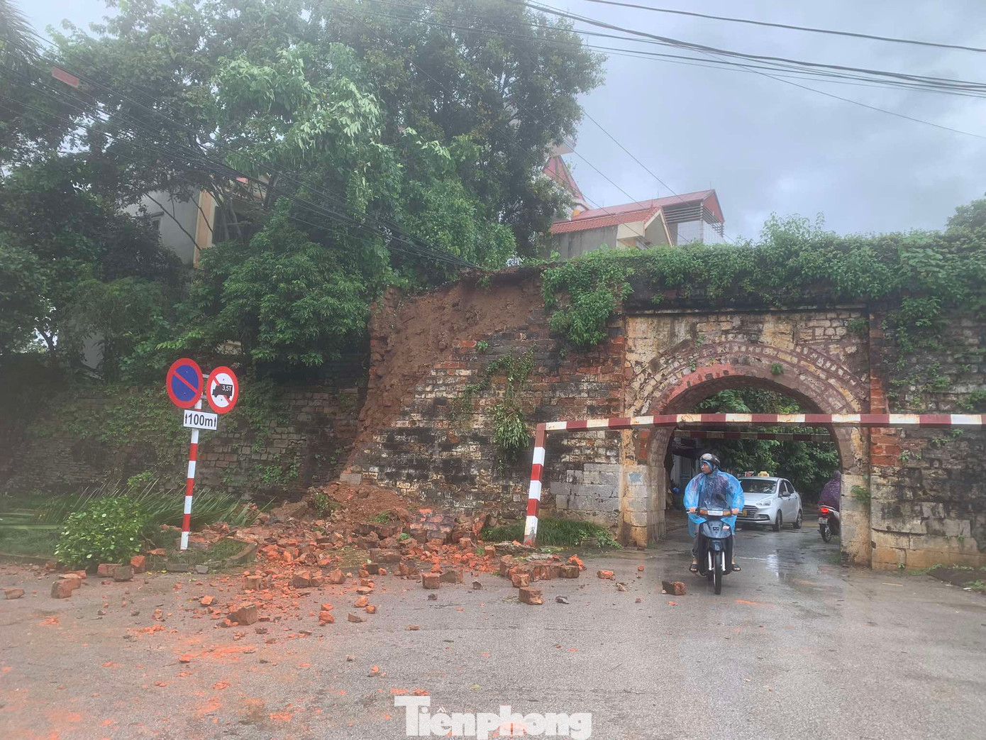 Sáng 8/9 tường Thành cổ xuất hiện bong tróc, sạt lở. (ảnh: Duy Chiến)