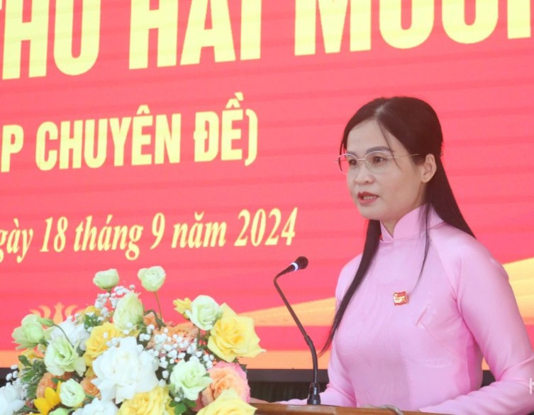 Tân chủ tịch UBND huyện Dương Thị Hạnh phát biểu nhận nhiệm vụ.