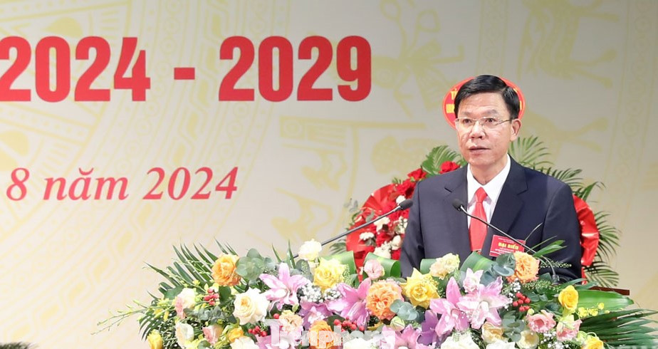 Ông Dương Văn Tiến tái cử chức vụ Chủ tịch Ủy ban MTTQ Việt Nam tỉnh Thái Nguyên phát biểu nhận nhiệm vụ. Ông Dương Văn Tiến tái cử chức vụ Chủ tịch Ủy ban MTTQ Việt Nam tỉnh Thái Nguyên phát biểu nhận nhiệm vụ.