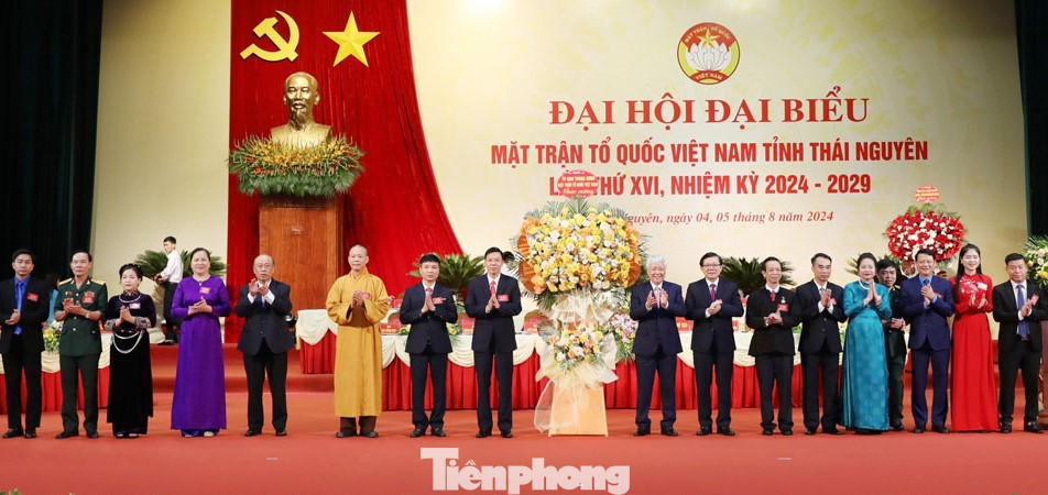 Lãnh đạo Trung ương Ủy ban MTTQ Việt Nam tặng hoa chúc mừng Đại hội đại biểu Ủy ban MTTQ Việt Nam tỉnh Thái Nguyên khóa XVI. Lãnh đạo Trung ương Ủy ban MTTQ Việt Nam tặng hoa chúc mừng Đại hội đại biểu Ủy ban MTTQ Việt Nam tỉnh Thái Nguyên khóa XVI.