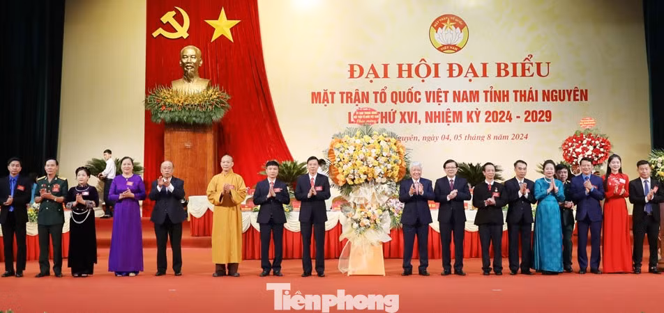 Lãnh đạo Trung ương Ủy ban MTTQ Việt Nam tặng hoa chúc mừng Đại hội đại biểu Ủy ban MTTQ Việt Nam tỉnh Thái Nguyên khóa XVI.