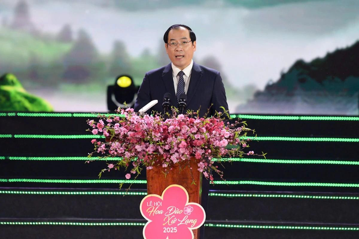 Phó Chủ tịch Thường trực UBND tỉnh Lạng Sơn Dương Xuân Huyên phát biểu khai mạc lễ hội. Phó Chủ tịch Thường trực UBND tỉnh Lạng Sơn Dương Xuân Huyên phát biểu khai mạc lễ hội.