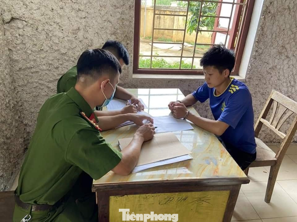 Đối tượng A Kiều (phải) khai nhận hành vi buôn thuốc phiện tại cơ quan công an .Ảnh: TL