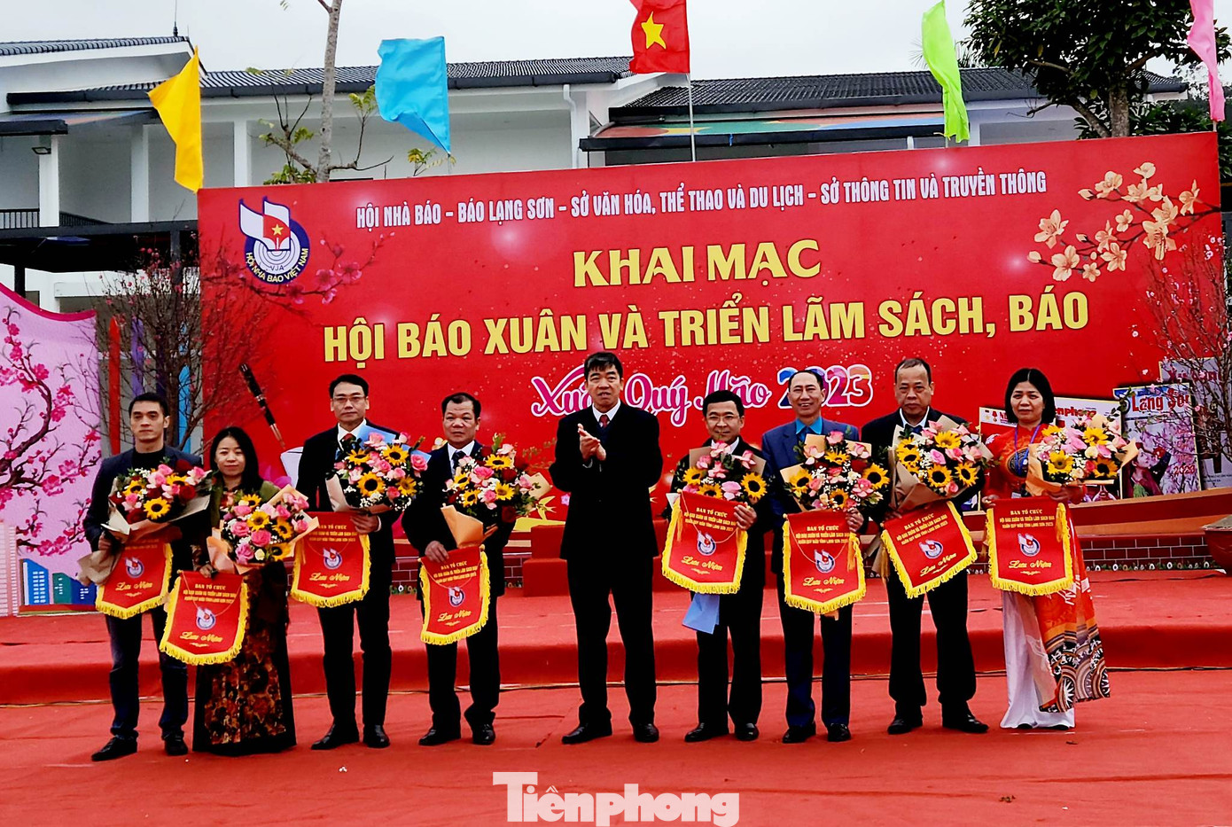 Ban tổ chức tặng cờ lưu niệm cho các cơ quan báo chí tham gia trưng bày báo xuân. Ảnh: Duy Chiến Ban tổ chức tặng cờ lưu niệm cho các cơ quan báo chí tham gia trưng bày báo xuân. Ảnh: Duy Chiến
