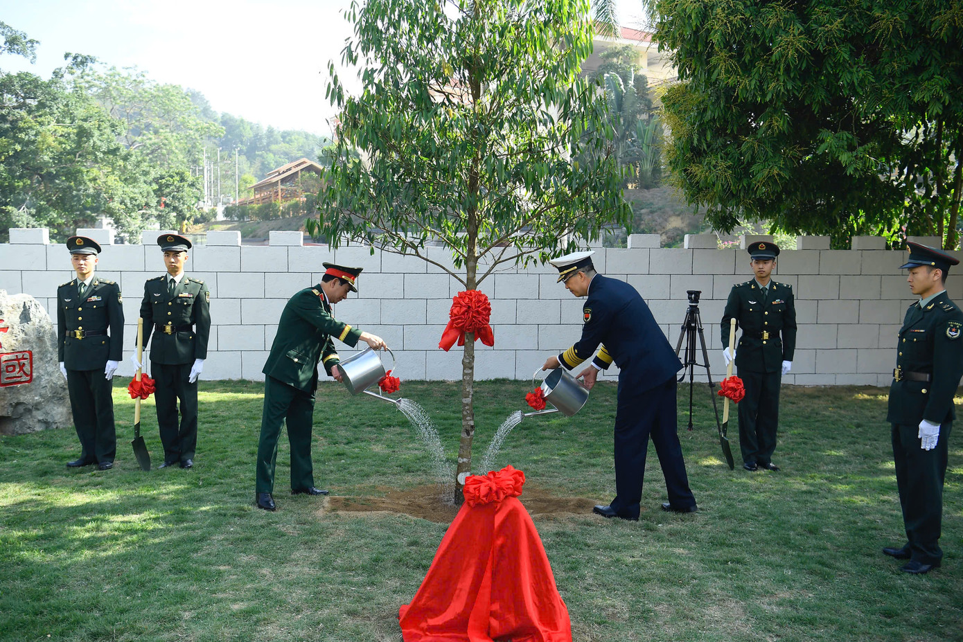Hai Bộ trưởng Quốc phòng Việt Nam - Trung Quốc trồng cây lưu niệm tại Đại đội Biên phòng cửa khẩu Hữu Nghị Quan (Trung Quốc).