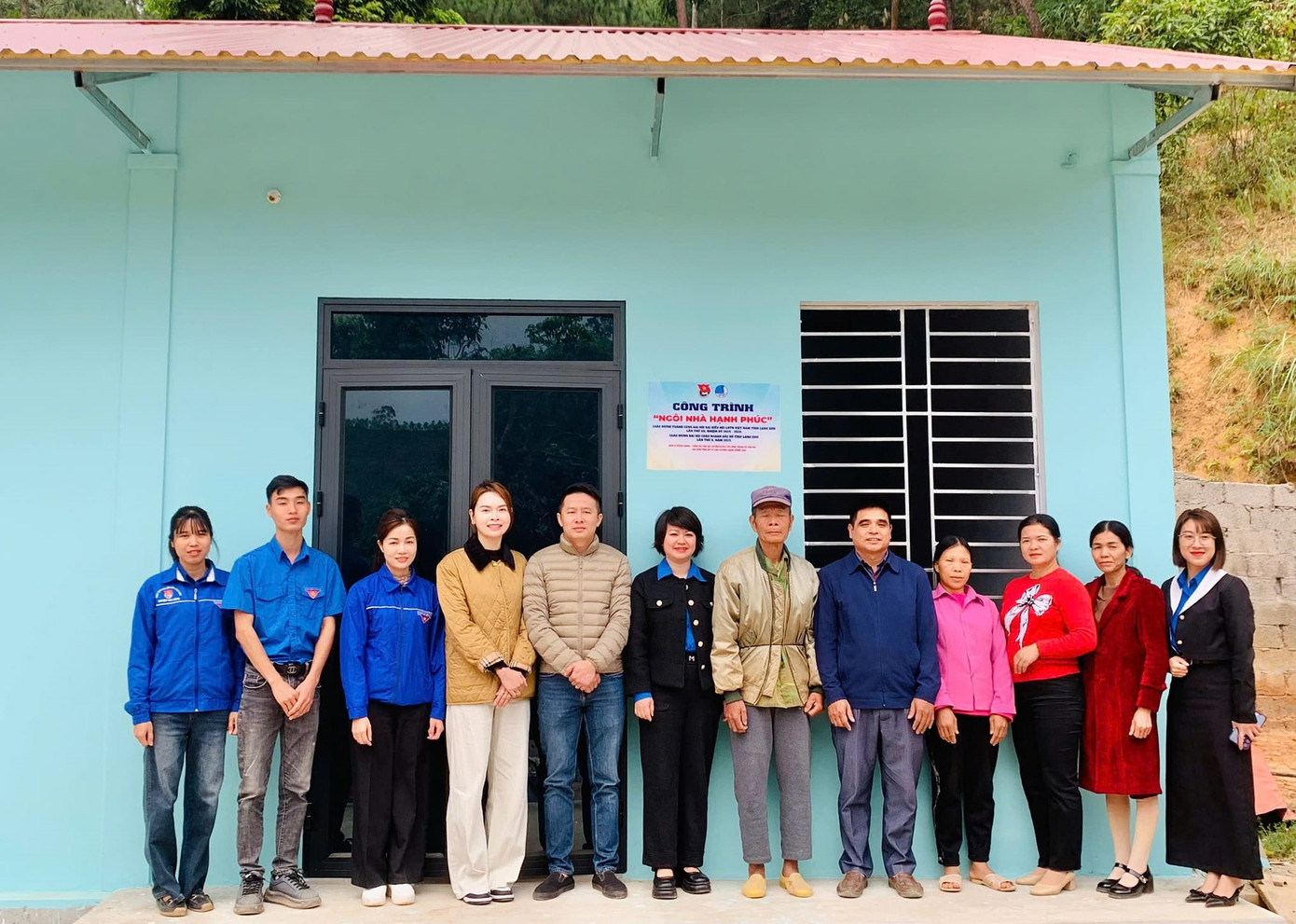 Nghi lễ khánh thành, bàn giao "Ngôi nhà hạnh phúc" cho gia đình em Hoàng Văn Lưu.