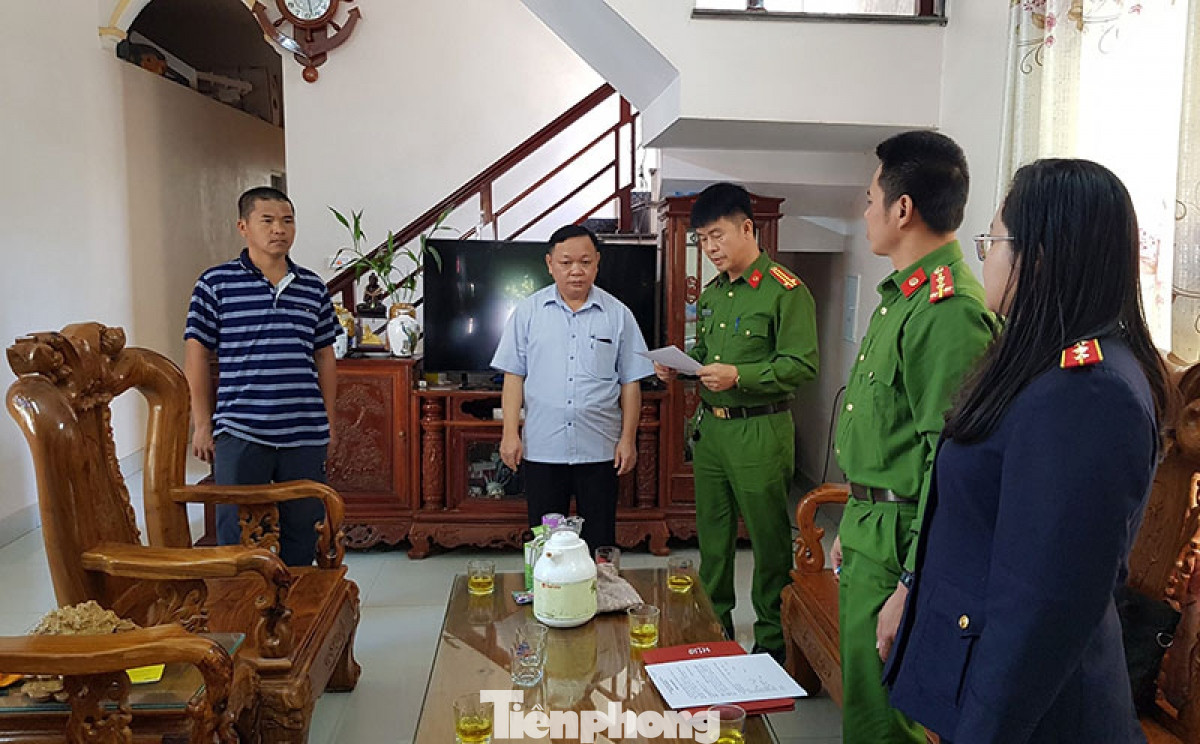 Cựu Giám đốc TTYT huyện Chi Lăng Nông Văn Chè (giữa) được hưởng án treo vì có nhiều tình tiết giảm nhẹ. (ảnh: TL)