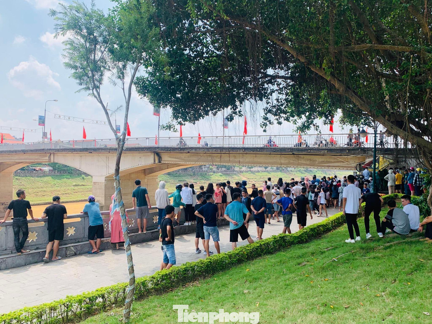 Nhiều người hiếu kỳ đến hiện trường theo dõi vụ việc. Ảnh: Duy Chiến