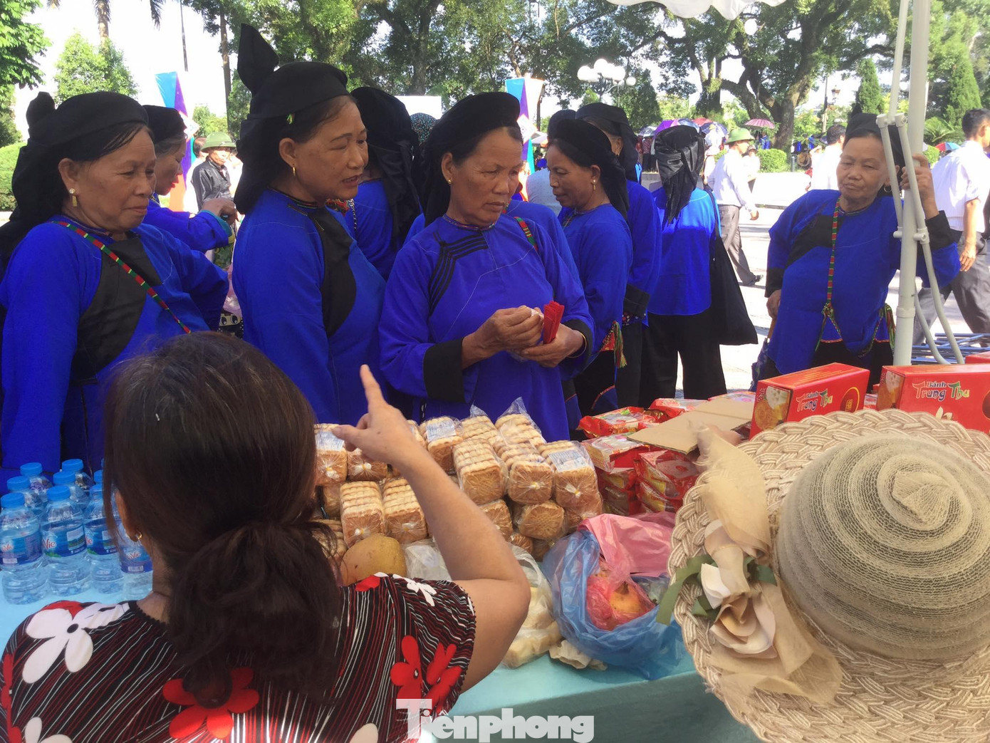 Đồng bào các dân tộc xứ Lạng còn bày bán các sản vật địa phương. Ảnh: Duy Chiến Đồng bào các dân tộc xứ Lạng còn bày bán các sản vật địa phương. Ảnh: Duy Chiến