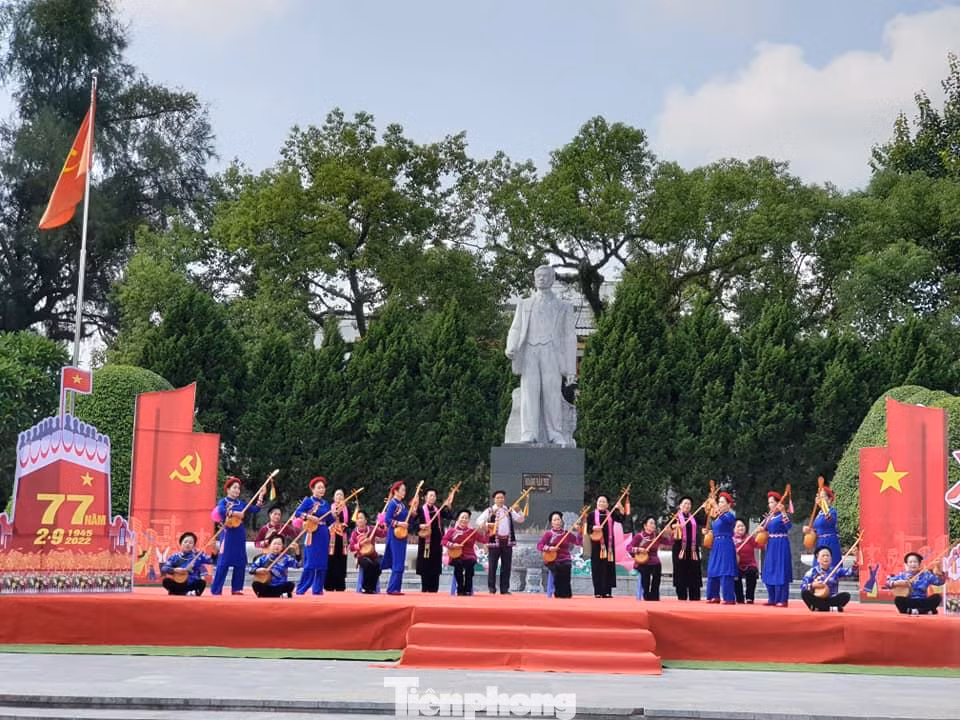 Các đội văn nghệ trên địa bàn tỉnh Lạng Sơn tổ chức ca hát, giao lưu. Ảnh: Duy Chiến