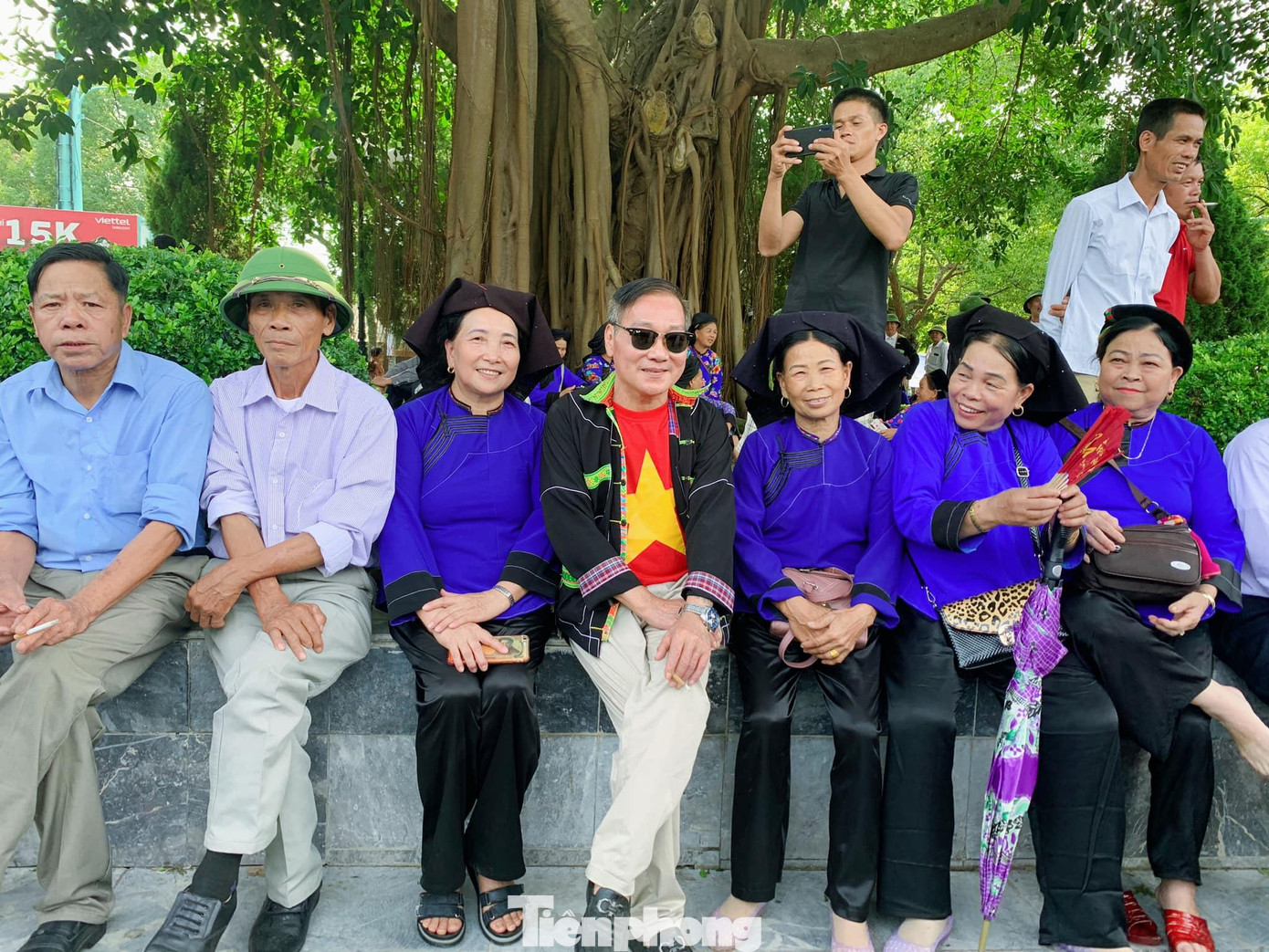 Các nhóm nam, nữ gặp gỡ tâm tình trước khi tiến hành hát Sli đối đáp. Ảnh: Duy Chiến Các nhóm nam, nữ gặp gỡ tâm tình trước khi tiến hành hát Sli đối đáp. Ảnh: Duy Chiến