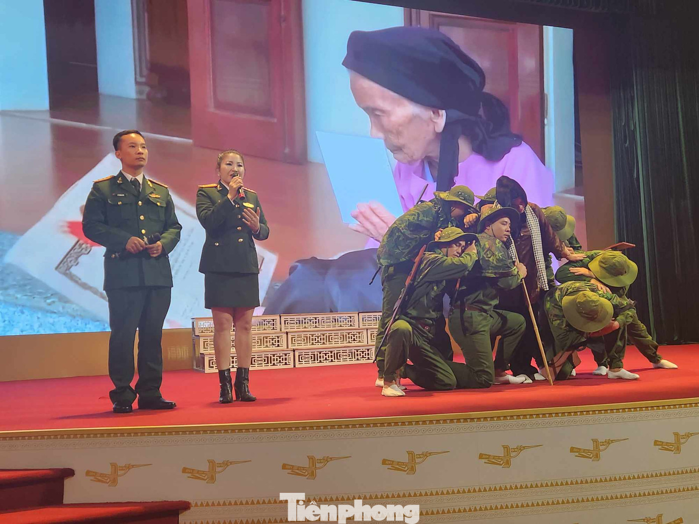 Nhiều tiết mục gây ấn tượng về tình quân dân, sự hy sinh của những người lính và bà mẹ Việt Nam anh hùng. Ảnh: Duy Chiến