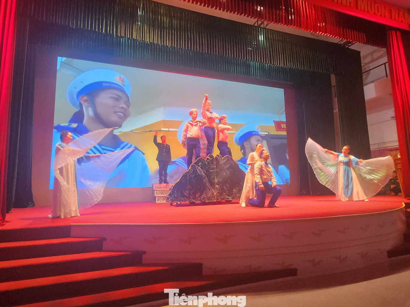 Chủ đề biển đảo cũng được cán bộ, chiến sĩ nơi biên cương xứ Lạng khắc họa rõ nét, sinh động. Ảnh: Duy Chiến