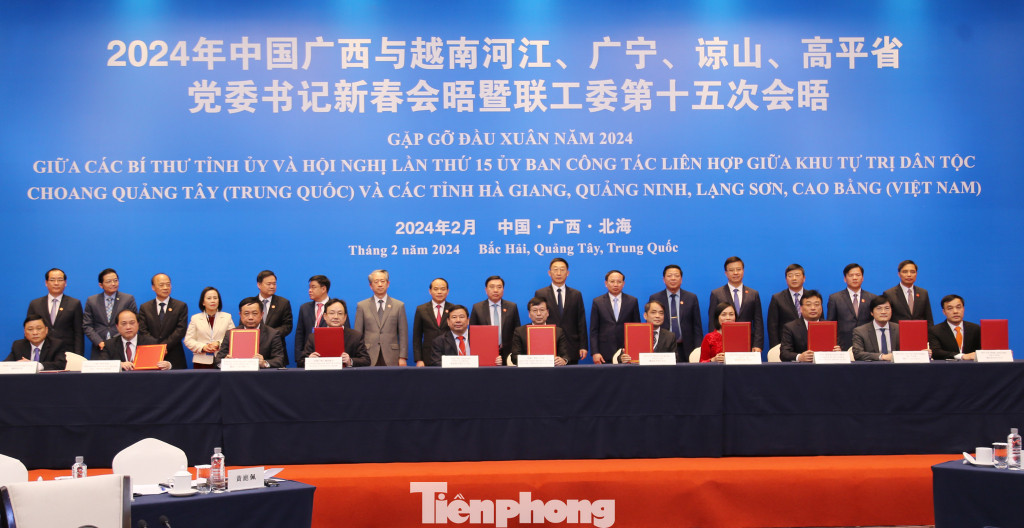 Ký biên bản Hội nghị giữa Bí thư 4 tỉnh Việt Nam và Bí thư khu ủy Trung Quốc.