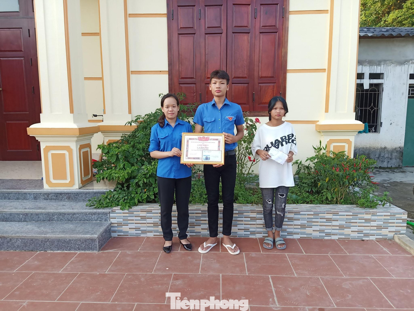 Tổ chức Đoàn địa phương tặng giấy khen cho Lê Quang Thuận (giữa) và quà cho nạn nhân Quỳnh Anh -Ảnh: Duy Chiến