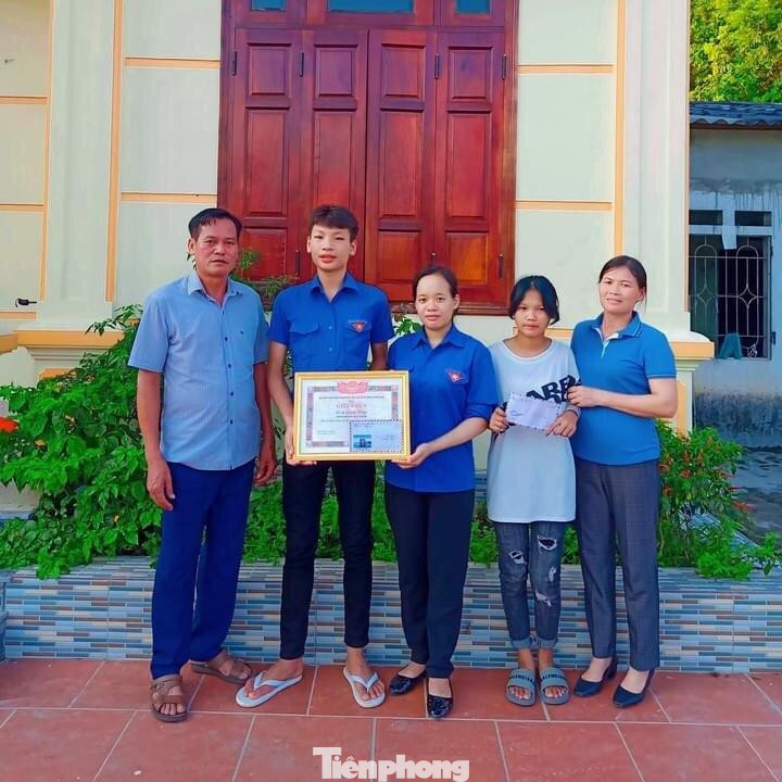 Cấp ủy, chính quyền, đoàn thể địa phương động viên, khen thưởng hành động dũng cảm của đoàn viên Lê Quang Thuận -Ảnh: Duy Chiến