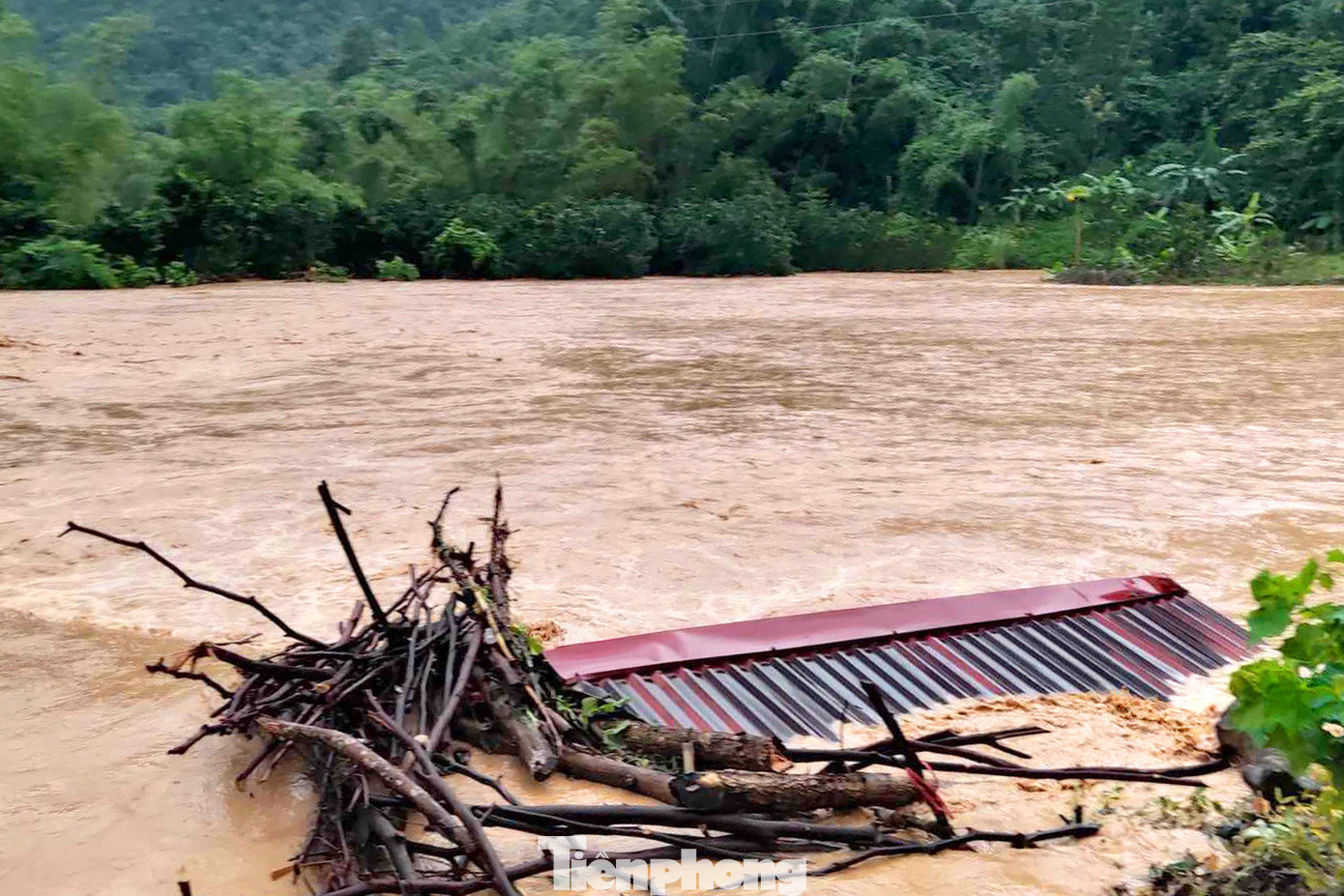 Mưa lũ lên cao, nhấn chìm nhiều hoa màu, nhà cửa ở huyện Bắc Sơn. Mưa lũ lên cao, nhấn chìm nhiều hoa màu, nhà cửa ở huyện Bắc Sơn.