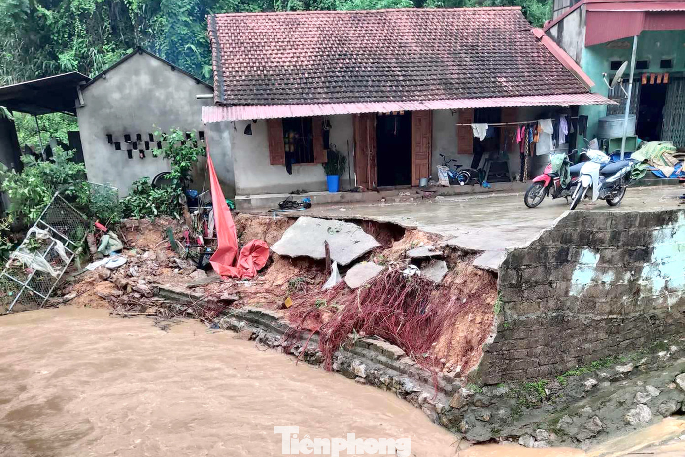 Sạt lở đất, giao thông chia cắt ở một số xã như: Nhất Tiến, Nhất Hòa (huyện Bắc Sơn). Sạt lở đất, giao thông chia cắt ở một số xã như: Nhất Tiến, Nhất Hòa (huyện Bắc Sơn).