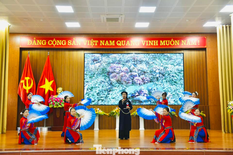 Nhiều tiết mục đậm đà bản sắc dân tộc.