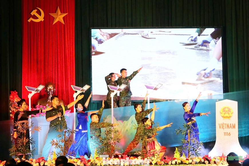 Quân dân một ý chí, bảo vệ chủ quyền biên giới. Quân dân một ý chí, bảo vệ chủ quyền biên giới.