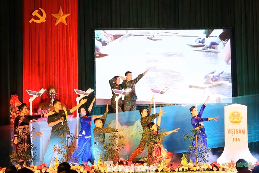 Quân dân một ý chí, bảo vệ chủ quyền biên giới. Quân dân một ý chí, bảo vệ chủ quyền biên giới.