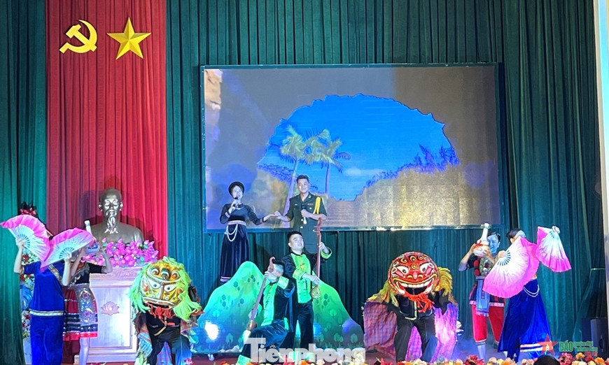 Nhiều tiết mục được dàn dựng công phu, đậm đà bản sắc dân tộc. Nhiều tiết mục được dàn dựng công phu, đậm đà bản sắc dân tộc.