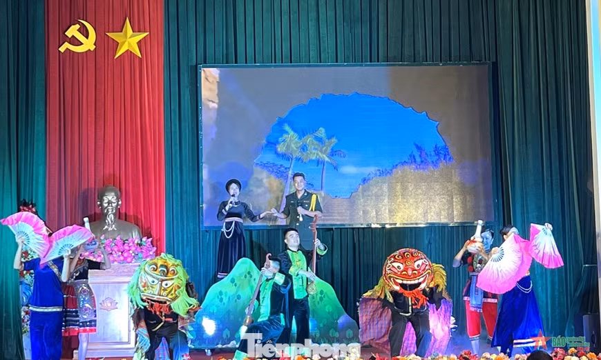 Nhiều tiết mục được dàn dựng công phu, đậm đà bản sắc dân tộc. Nhiều tiết mục được dàn dựng công phu, đậm đà bản sắc dân tộc.
