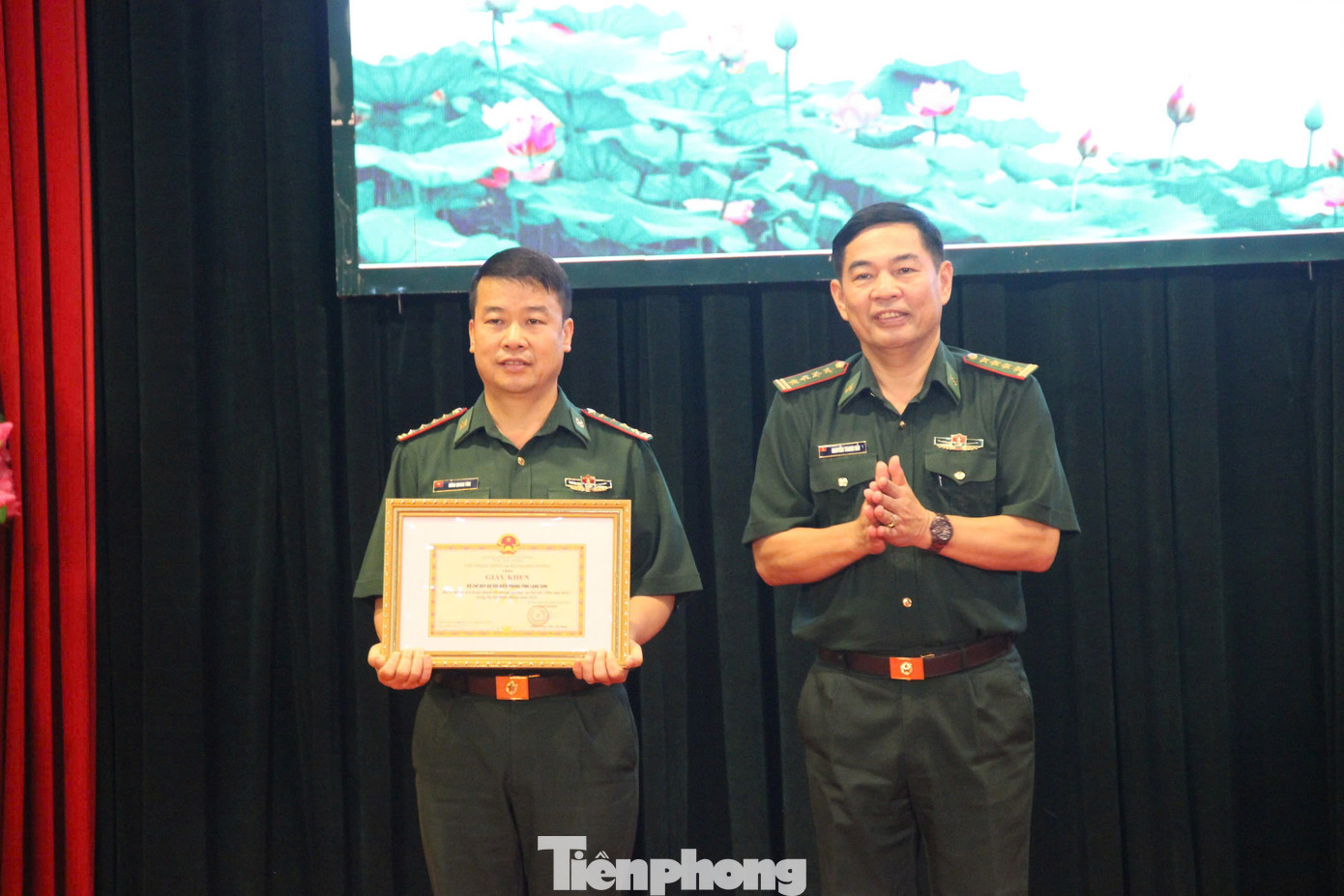 Lãnh đạo Cục Chính trị BĐBP Việt Nam tặng giấy khen cho BĐBP tỉnh Lạng Sơn đã thực hiện tốt vài trò là đơn vị đăng cai, hoàn thành tốt nhiệm vụ phục vụ hội thi "Dân vận khéo" năm 2024. Lãnh đạo Cục Chính trị BĐBP Việt Nam tặng giấy khen cho BĐBP tỉnh Lạng Sơn đã thực hiện tốt vài trò là đơn vị đăng cai, hoàn thành tốt nhiệm vụ phục vụ hội thi "Dân vận khéo" năm 2024.