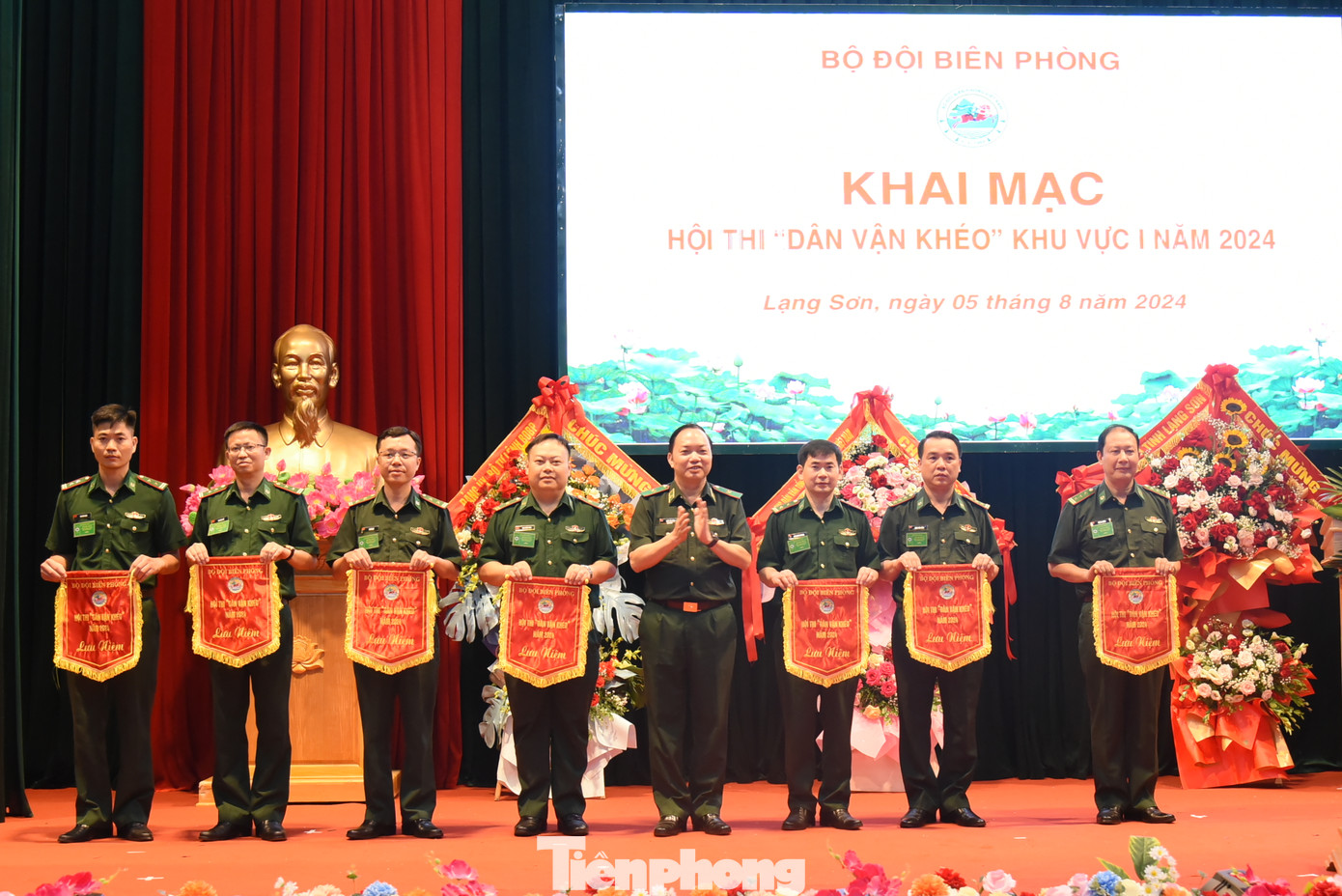 Các đội dự thi nhận cờ lưu niệm của Ban tổ chức. Các đội dự thi nhận cờ lưu niệm của Ban tổ chức.