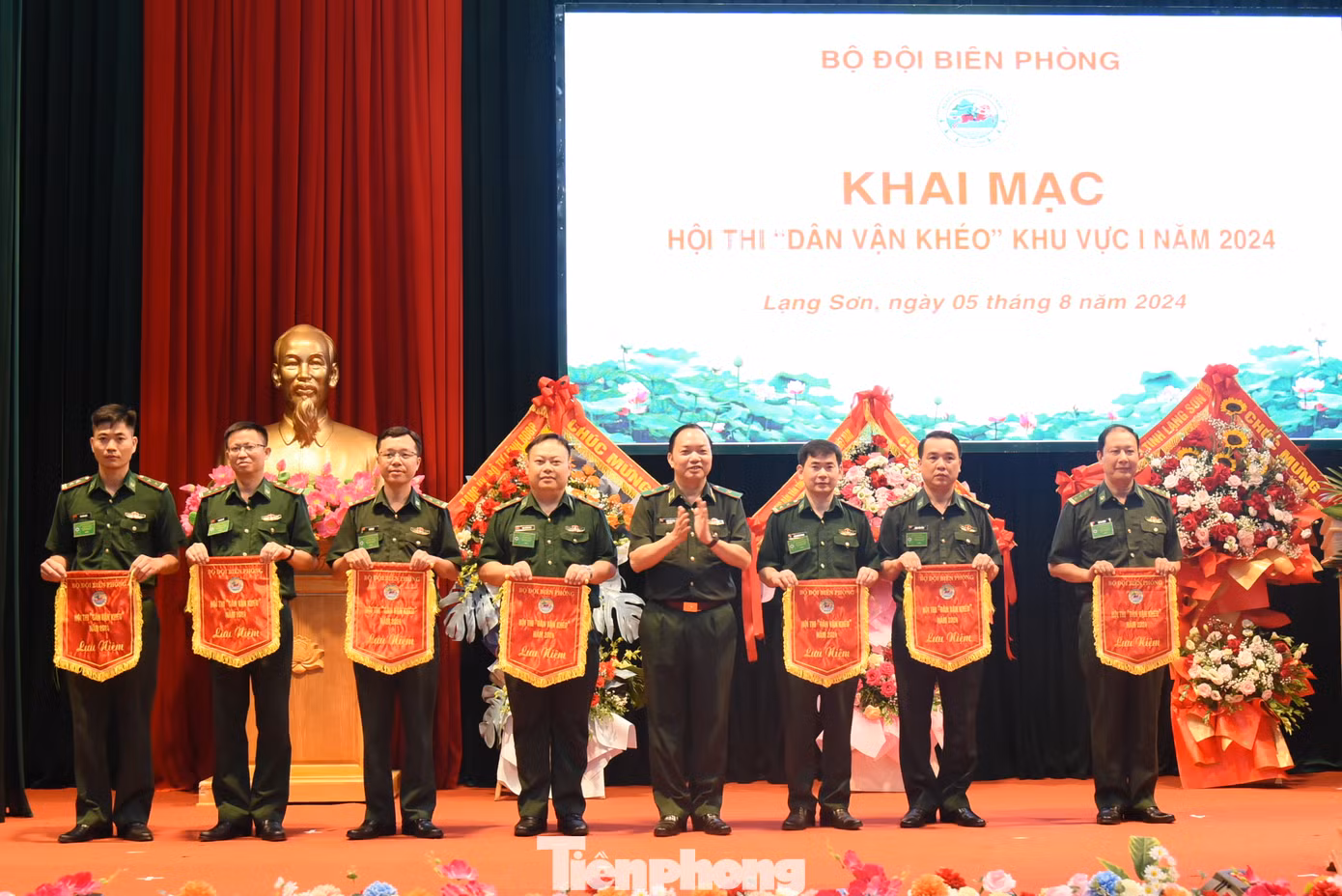 Các đội dự thi nhận cờ lưu niệm của Ban tổ chức. Các đội dự thi nhận cờ lưu niệm của Ban tổ chức.