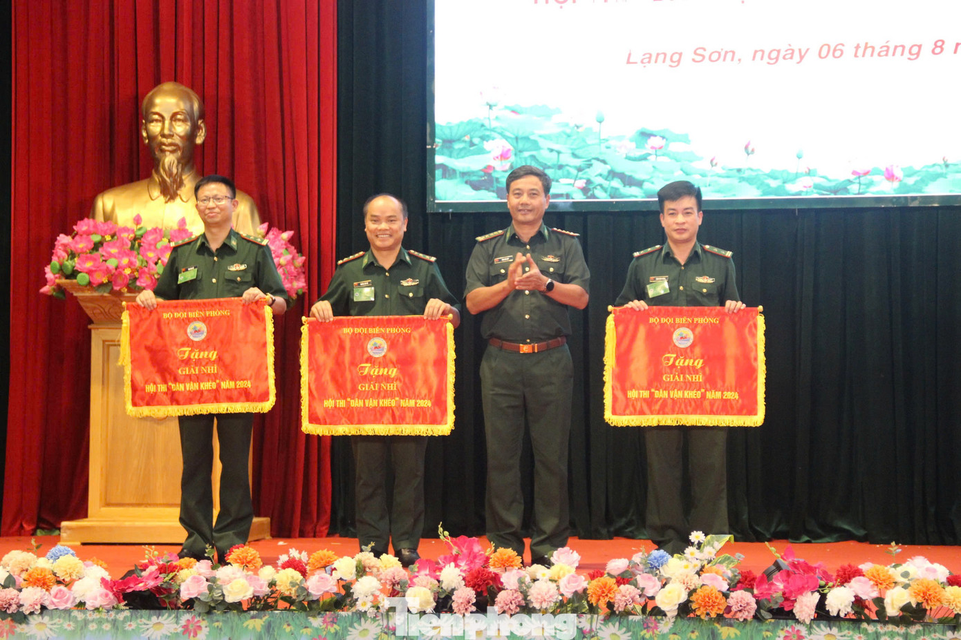 Ban tổ chức trao giải Nhì cho ba đội đoạt giải Nhì. Ban tổ chức trao giải Nhì cho ba đội đoạt giải Nhì.