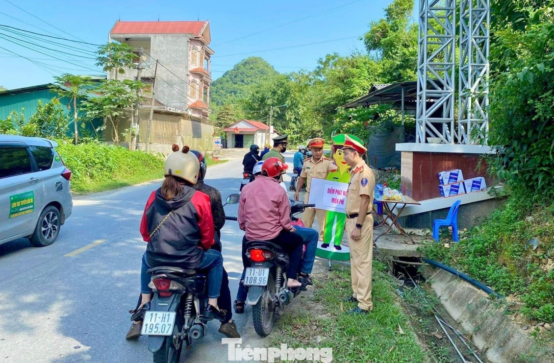 Lực lượng công an huyện Thạch An tổ chức điểm phát nước, quà trên tuyến đường quốc lộ 4A. Ảnh: CL Lực lượng công an huyện Thạch An tổ chức điểm phát nước, quà trên tuyến đường quốc lộ 4A. Ảnh: CL