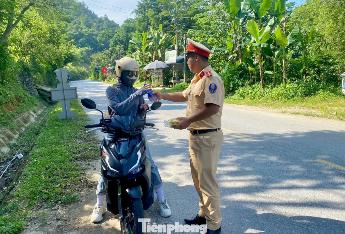 Phát nước miễn phí cho người đi đường. Ảnh: CL Phát nước miễn phí cho người đi đường. Ảnh: CL