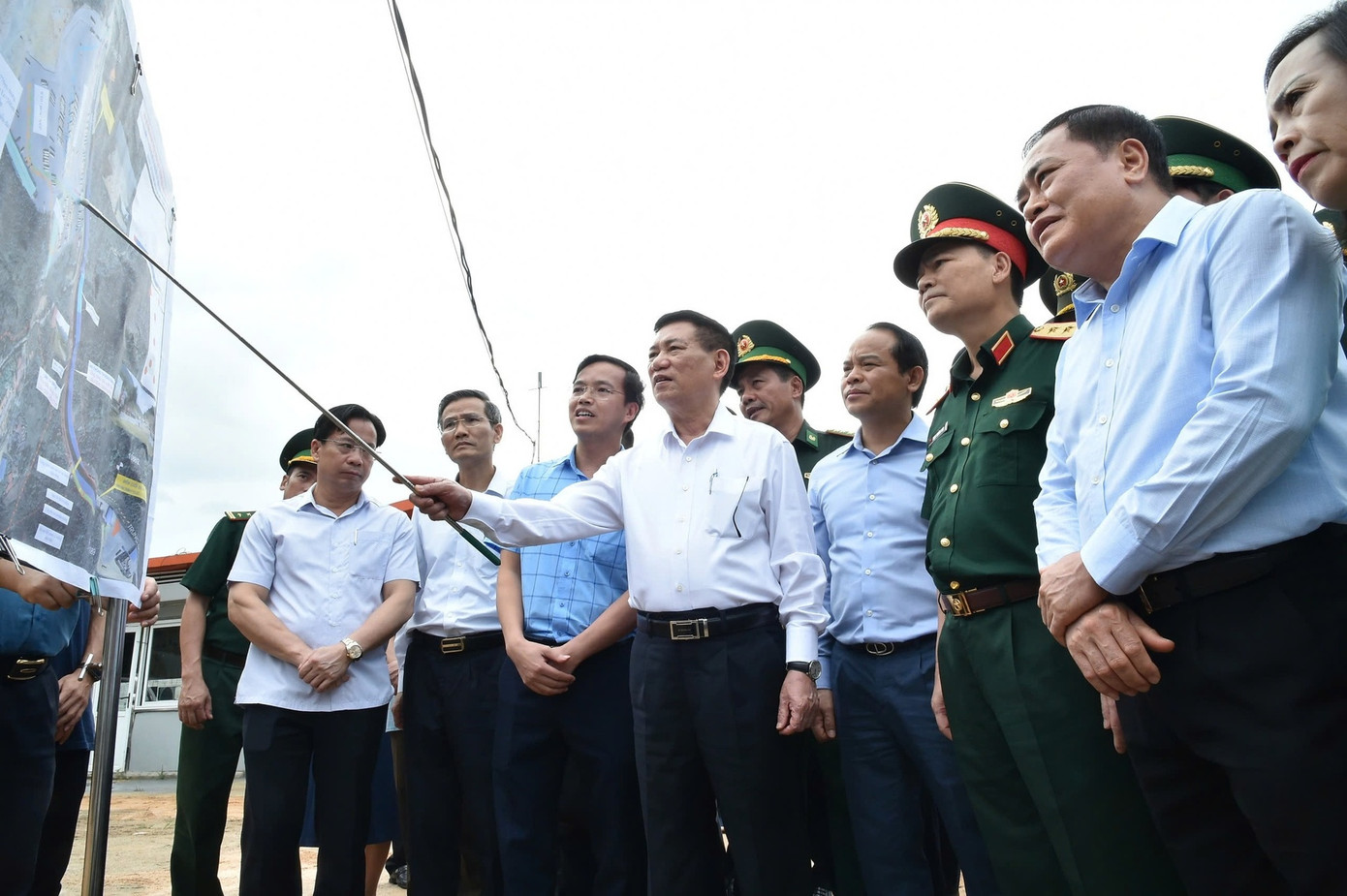 Phó Thủ tướng Hồ Đức Phớc khảo sát xây dựng cửa khẩu thông minh tại Lạng Sơn.