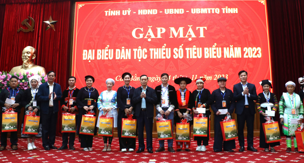 Các địa biểu dân tộc thiểu số Cao Bằng nhận quà của lãnh đạo tỉnh. Ảnh: T.M