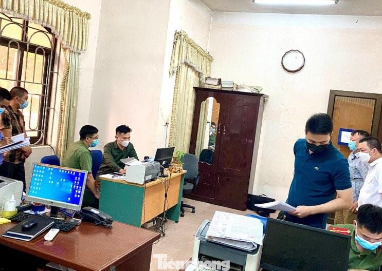 Cơ quan điều tra tiến hành các công tác nghiệp vụ để làm rõ hành vi làm trái của hai đối tượng làm giả giấy tờ -Ảnh: H. Thơ