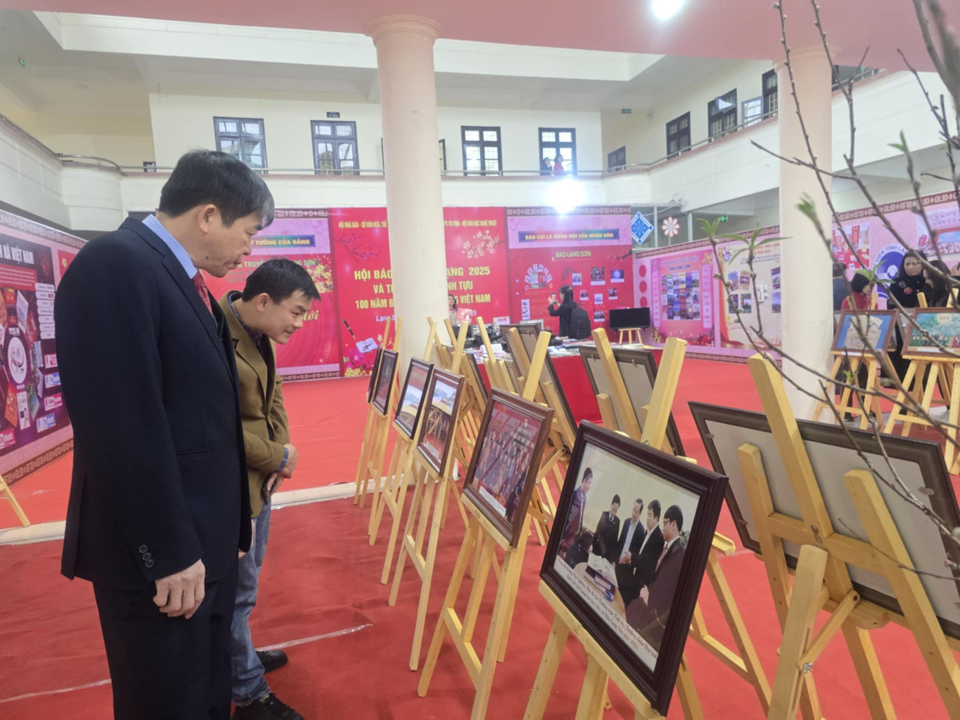 Hội báo xuân Xứ Lạng năm 2025 diễn ra từ ngày 23/1 đến 6/2. Sau thời gian trưng bày, Ban tổ chức sẽ tặng các ấn phẩm cho đồng bào, chiến sỹ vùng sâu, vùng xa, khu vực khó khăn trên địa bàn Lạng Sơn. Ảnh: Duy Chiến.