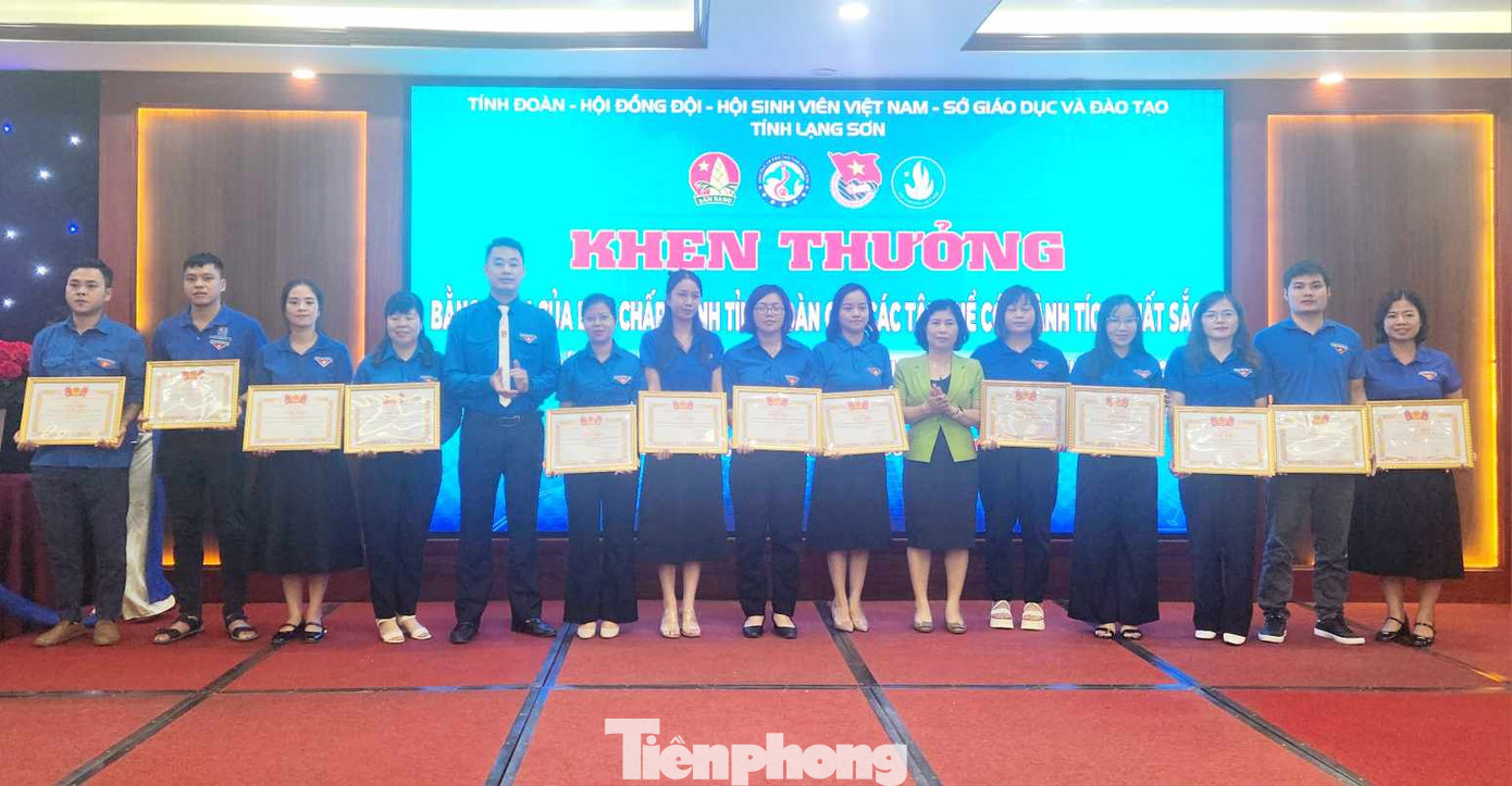 Nhiều cá nhân có thành tích xuất sắc nhận Bằng khen của Tỉnh Đoàn Lạng Sơn.