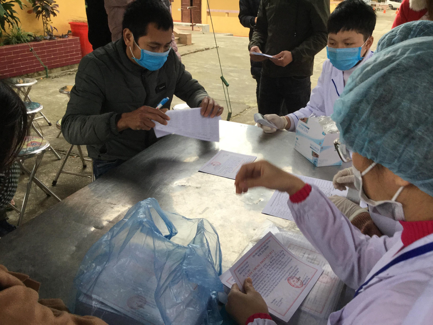 Người dân cần thực hiện 5K của ngành y tế và tiến hành khai tại các cơ sở y tế của địa phương .Ảnh: Duy Chiến