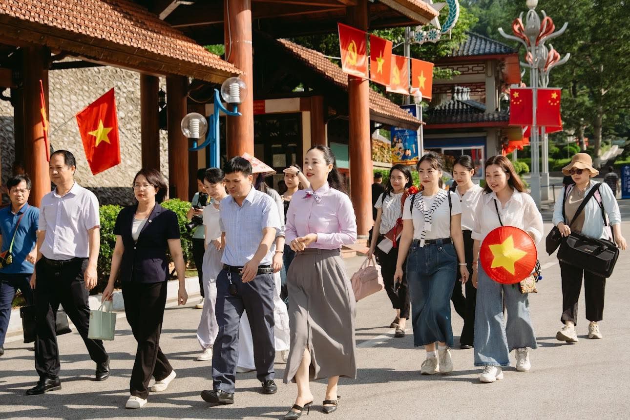 Du khách nhập cảnh vào Lạng Sơn thăm thân, du lịch và bàn hợp tác làm ăn giữa các ngành chức năng Lạng Sơn và Quảng Tây (Trung Quốc). Du khách nhập cảnh vào Lạng Sơn thăm thân, du lịch và bàn hợp tác làm ăn giữa các ngành chức năng Lạng Sơn và Quảng Tây (Trung Quốc).