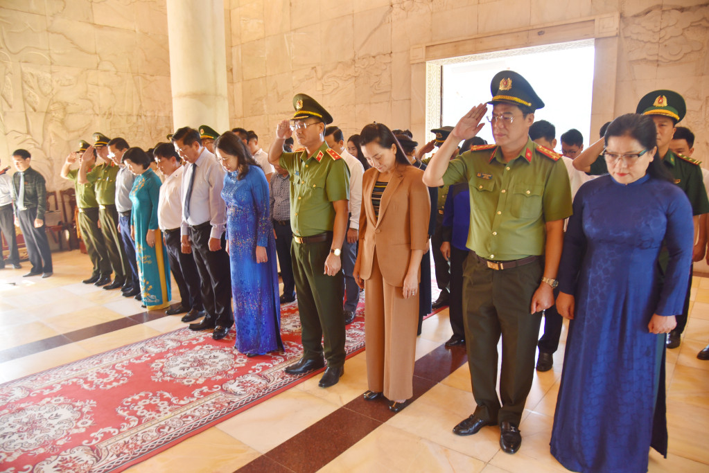 Phó Chủ tịch nước và thành viên đoàn công tác thành kính tưởng nhớ Chủ tịch Hồ Chí Minh. Ảnh: V.T Phó Chủ tịch nước và thành viên đoàn công tác thành kính tưởng nhớ Chủ tịch Hồ Chí Minh. Ảnh: V.T
