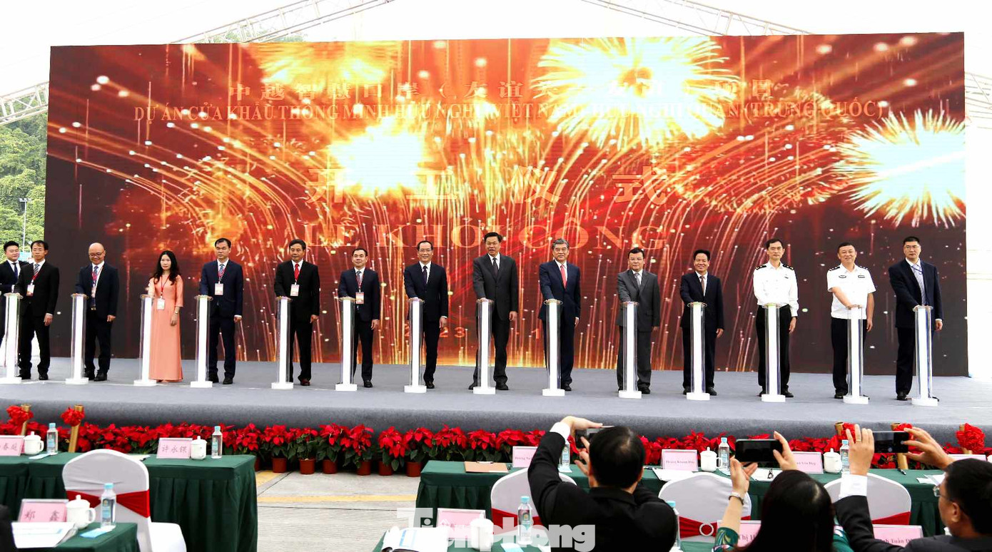 Nghi thức ấn nút khởi công xây dựng dự án thí điểm cửa khẩu thông minh Việt - Trung. Ảnh: Duy Chiến.