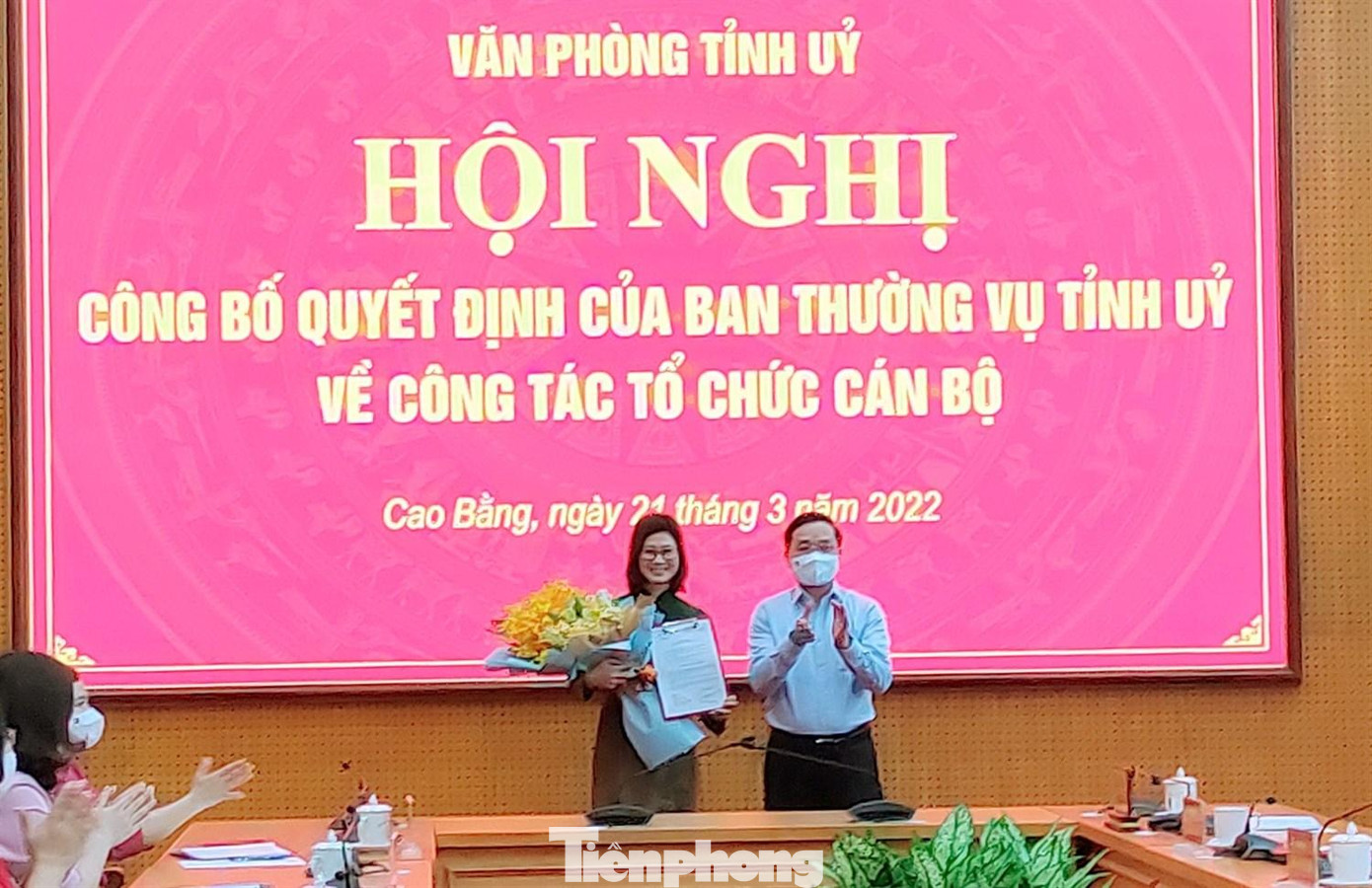 Bà Hoàng Thị Thu Trang (bìa trái) nhận Quyết định, hoa chúc mừng của lãnh đạo Tỉnh ủy Cao Bằng -Ảnh: H. Phúc